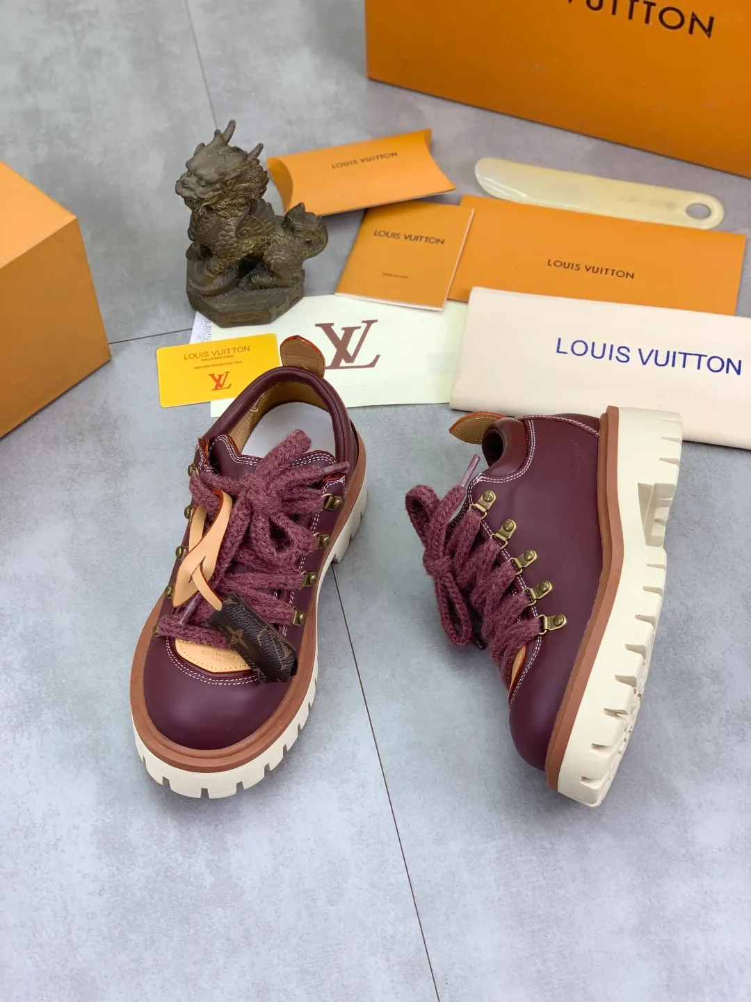 Men's shoes 💰P680 new LV | Louis Vuitton 🧡💚2025 autumn and winter new models, top version ⚠️ The counter features the latest LV REMIX lace-up mountaineering derby shoes, new hard goods 🆕 ❥BS purchasing level! Full of high-end feel! A popular model among bloggers at home and abroad, it’s retro and fashionable, and looks stunning on your feet! Mainly recommended models on the official website★ ━━━━━ ЅᏇєєt ━━━━━ ▪️Upper: top-grade first-layer cowhide ▪️Lining: imported sheepskin ▪️Outsole: original open-molded TPU non-slip outsole ▪️Sole height: 3.5cm ▪️Shoe size: Women 35-41 (41 customization is not returnable) Male 39-45 (46 customized, non-refundable)